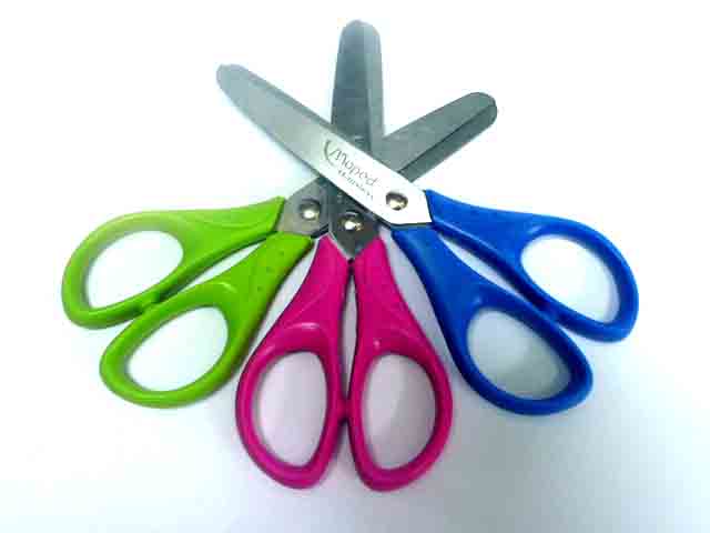Tijeras escolares acero inoxidable pvp 1.20 €