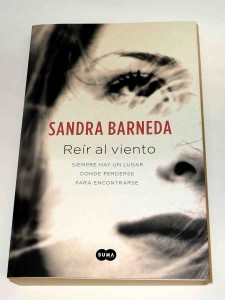 Reir al viento